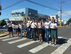 Em Fernandópolis, os desbravadores e adolescentes aproveitaram o flash mob para divulgar entrega de livro grátis. 