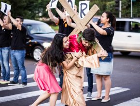 Jovens param o trânsito para divulgar Semana Santa