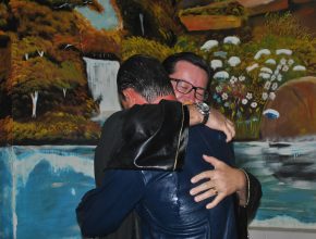 Pastor Edilson Cardoso batiza o próprio irmão que retorna aos caminhos de Deus. 