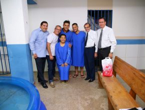  Os três batizados com pastores e professores do pequeno grupo, que funciona às sextas-feiras à noite para o regime semiaberto e aos sábados à noite no fechado. No próximo sábado, os participantes do regime fechado serão batizados.  