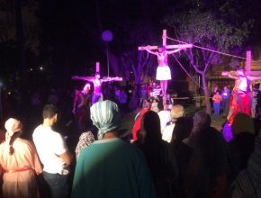 Paixão de Cristo é apresentada por adventistas em praça pública de Guarulhos (SP)