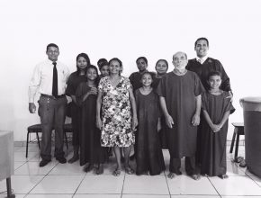       Família em Rio Branco, no Acre, que participou do pequeno grupo na Semana Santa, foi batizada.  