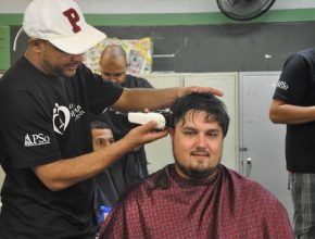 O serviço gratuito de corte de cabelo foi o mais procurado pelo comunidade