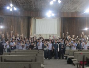 Todos os alunos foram presenteados com o livro Caminho a Cristo em uma versão especial