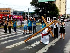 Jovem decide voltar para a igreja após ver mobilização da Semana Santa no semáforo