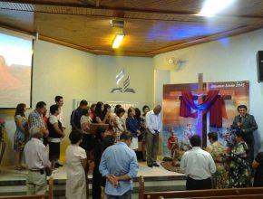 Em Tupã, participantes levam um coração de papel até a cruz na frente da Igreja simbolizando a entrega da sua vida a Cristo. Foto: Marco Sierra
