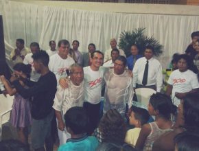 O cacique da tribo (à esq.) também foi batizado. 