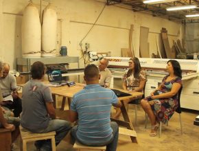 Pequeno Grupo é realizado dentro de loja de móveis planejados no Rio de Janeiro