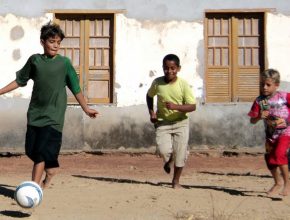 Crianças trocam futebol por Pequeno Grupo