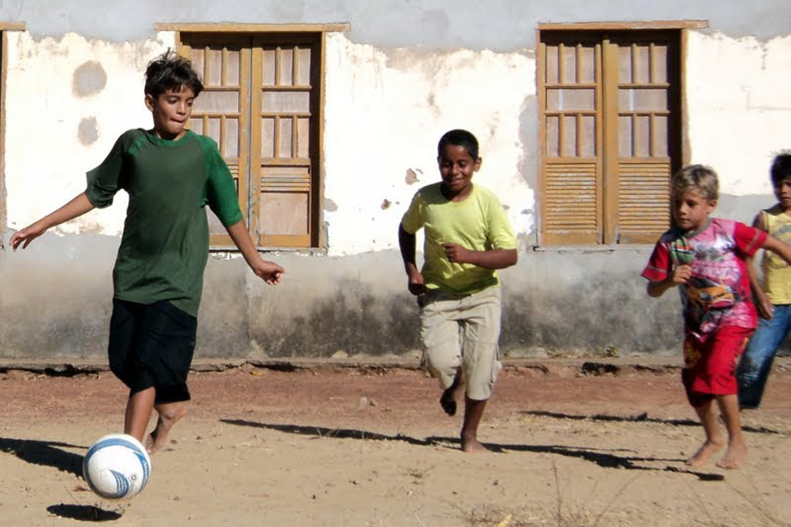 Adolescentes são apreendidos jogando bola na rua, diz família