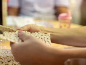O matsá é um pão sem fermento que representa a aflicão do povo no Egito.