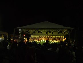 O Curitiba Coral e o Grupo Vocal 7 se apresentaram em praça pública para mais de 400 palmenses