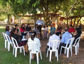 Em grupos, os participantes discutiram temas e trocaram experiências missionárias de suas igrejas locais.