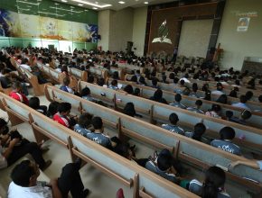 Estudantes pregam o evangelho em suas universidades