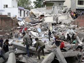 Igrejas são danificadas após terremoto no Nepal