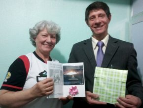 Mãe e filho usam método especial para distribuir livros missionários