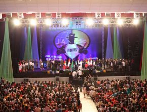 Maior casa de show da América latina vira local de culto com mais de 4 mil jovens