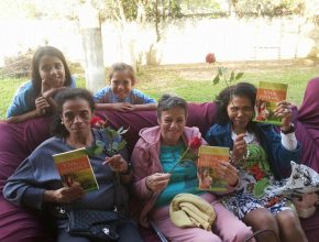 Alunos de Itajaí visitam mães com deficiência visual