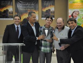 Pastor Wallace (ao centro) recebendo as  homenagem da campanha da  Recolta com o melhor resultado no seu distrito