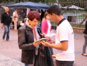Missionários entregam livros e presentes no Dia das Mães 