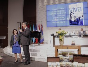 Diane é membro adventista em Brasília e tem feito a diferença com seu envolvimento pessoal na distribuição dos livros