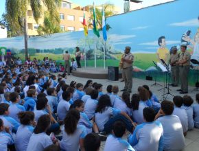 Banda marcial da Brigada Militar participa da hora cívica da Escola Adventista de Pelotas