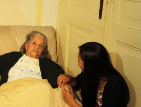 Funcionários da ARJ levam esperança para idosos de Petrópolis