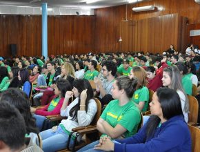 Alunos do colégio estadual Maria Constança de Barros, de Campo Grande, assistem à palestra sobre saúde organizada pela Educação Adventista no MS.