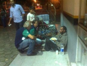 Voluntários dedicam noite de sábado para ajudar moradores de rua