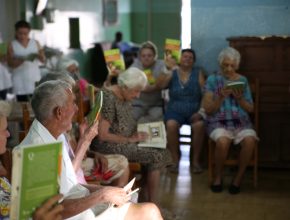 Idosos de uma casa de repouso da cidade recebem o livro Viva com Esperança. Foto: Wesney Oliveira