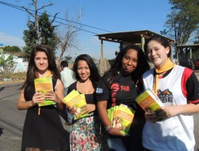 Moradores do bairro de Gravataí são presenteados com livros sobre saúde e bem estar