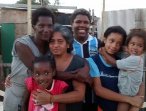 Voluntários adventistas constroem casa para família carente em Porto Alegre- RS