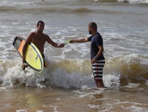 Surfistas recebem livro missionário e kit saúde no ES