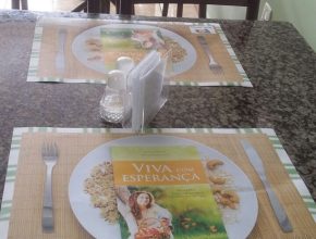 Uma ação criativa surpreendeu os frequentadores do restaurante Galantina. Sobre cada mesa um exemplar do livro Viva com Esperança. 