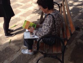 Moradora de Itaipava, RJ, lê o livro 