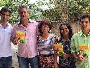 Prefeito de Água Boa recebe livro Viva com Esperança