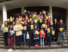 Funcionários da ACP distribuem livros em bairro de Missão Global