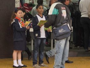 Três crianças distribuem mais de 300 livros no centro de Maringá-PR
