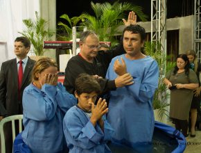"Meu esposo tinha raiva de evangélico, mas Deus falou ao seu coração", diz Rozeane Ferraz, momentos antes do batismo da família. 