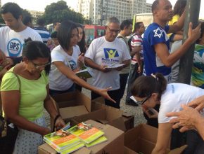 310 mil livros são distribuídos em comunidades e pontos turísticos do RJ
