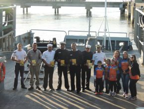 Aventureiros fazem a campanha do Impacto Esperança em navio da marinha