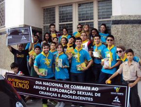 Passeata do projeto Quebrando o Silêncio mobiliza cidade de Cachoeirinha-RS