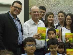 Prefeito de Feira de Santana recebe livro missionário de alunos adventistas