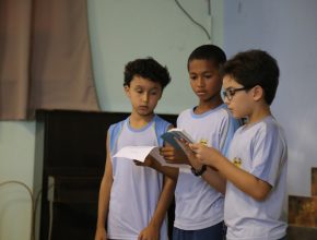 Crianças de 10 anos optam por estudar a Bíblia durante o intervalo das aulas