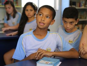 Davi Gomes de 10 anos é o idealizador da iniciativa de reunir os colegas para estudar a Bíblia