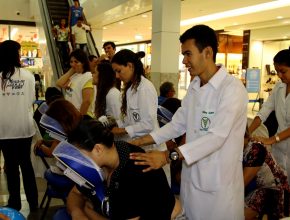 Visitantes do Centro de compras aproveitam os momentos de massagem antiestresse