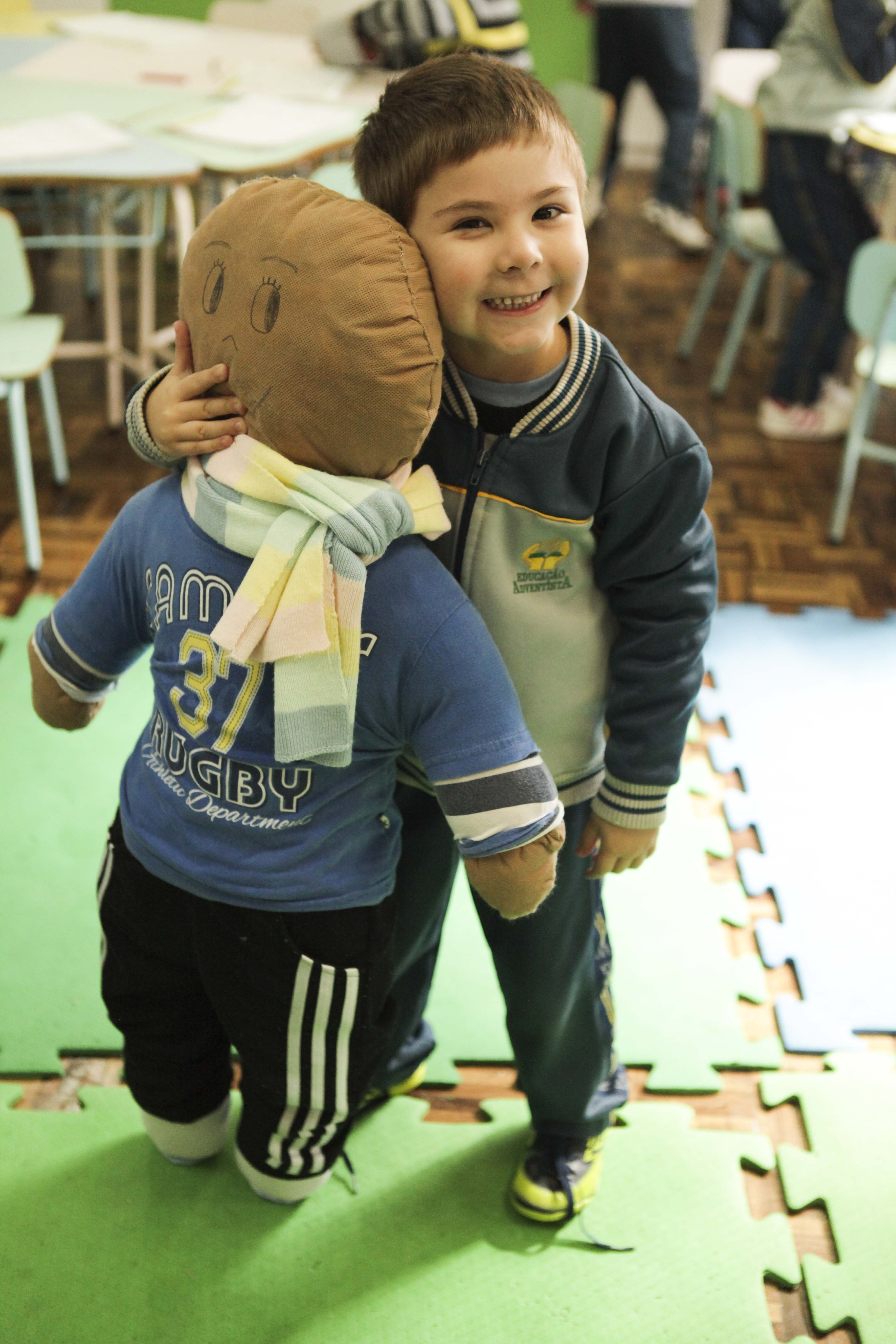 Através dos bonecos, as crianças criam o espírito de solidariedade e amor ao próximo.