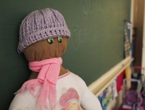 Bonecos de pano incentivam alunos a doar roupas de inverno