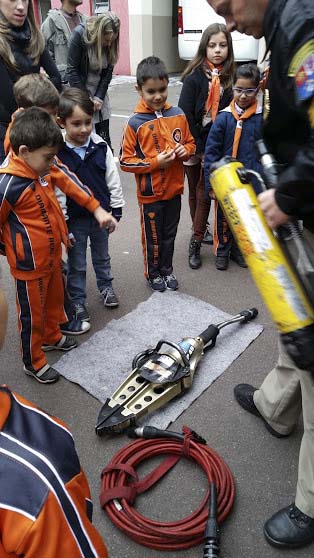 As crianças tiveram contato com os equipamentos utilizados em uma chamada de emergência.
