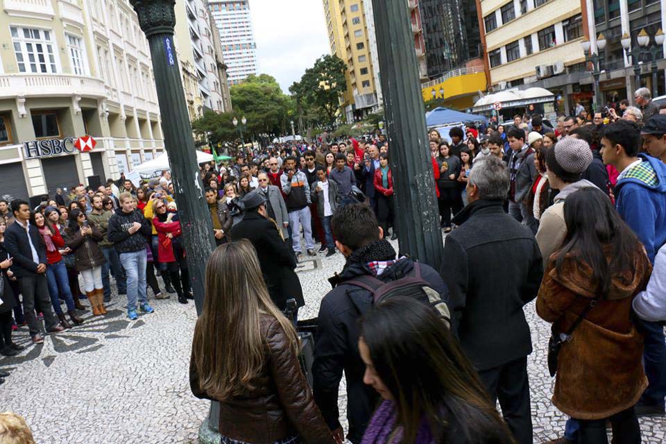 A ação foi realizada em quatro pontos diferentes da região central de Curitiba.